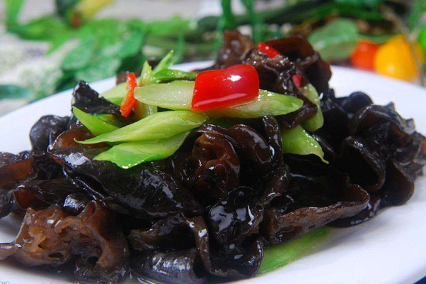 昆明星菜園：吃木耳會(huì )中毒嗎？